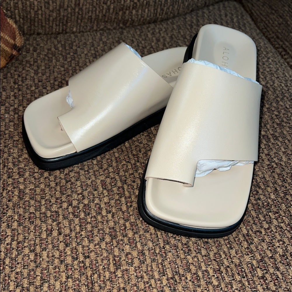 ALOHAS Cream Slide Sandals with Black Sole